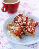 Geröstete Brotscheiben mit Tomaten und Parmesan