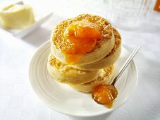 Crumpets mit Butter und Aprikosenmarmelade