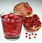 Granatapfelsaft mit Eiswürfel