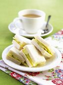 Gurken-Sandwiches mit einer Tasse Tee