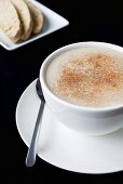 Caffe Latte mit Biscotti