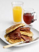 Pancakes mit Bacon und Ahornsirup, Orangensaft
