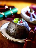 Christmas Pudding, dekoriert mit Ilex