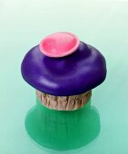 Muffin mit lila Zuckerguss und Brause-Ufo