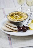 Hummus mit Pitabrot und Oliven