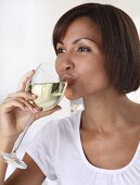 Frau trinkt Glas Weißwein