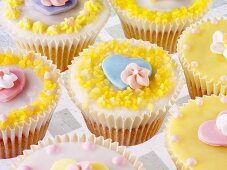 Pastellfarbene Cupcakes mit Zuckerblumen