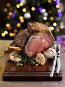 Roastbeef, angeschnitten, mit Knoblauch zu Weihnachten
