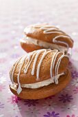 Whoopie pies with icing sugar