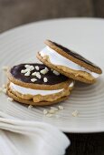 Moon Pies (Kekse mit Marshmallow-Füllung) mit Schokoglasur, Erdnussbutter und Nüssen