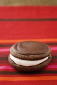 Chocolate Moon Pie mit Marshmallow-Füllung und Schokoglasur