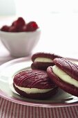 Himbeer-Whoopie Pies und frische Himbeeren