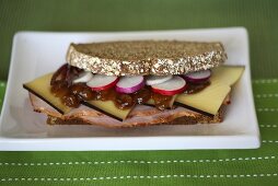 Sandwich mit Schinken, Käse, Chutney und Radieschen