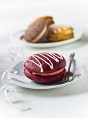 Raspberry-Whoopie Pies (cookies with cream filling, USA)