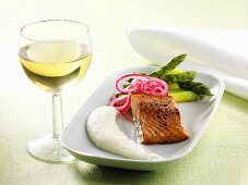 Salmon marinated in honey with Jerusalem artichoke puree and asparagus