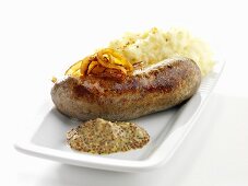 Bratwurst mit Senf, Zwiebeln und Kartoffelpüree