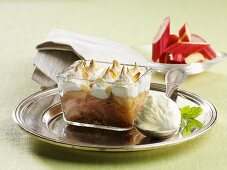 Rhubarb meringue with almonds