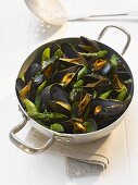 Steamed mussels with green asparagus