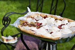 Rhabarber-Baiser-Kuchen auf einem Gartenstuhl