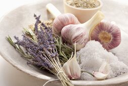 Lavendelblüten, Rosmarin, Salz und Knoblauch
