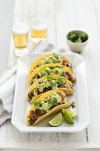 Tacos mit Rindfleisch und Guacamole