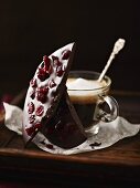 Cranberry-Schokoladenbruch und Cappuccino