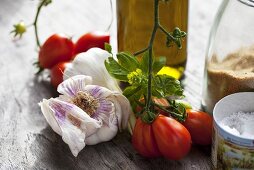 Knoblauch, Tomaten, Olivenöl und Gewürze