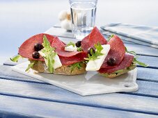 Salamibrot mit Feta, Oliven und Rucola