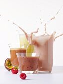 Verschiedene Smoothies mit Splash