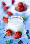 Joghurt und Erdbeeren
