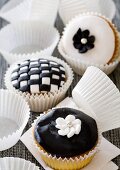 Cupcakes mit schwarzweissen Mustern