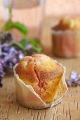 Ein Muffin mit Rosensirup