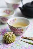 Grüner Tee mit Mochi (Reiskuchen mit grünem Tee, Japan)