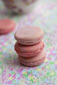 Drei Macarons mit Rosen- und Erdbeergeschmack gestapelt