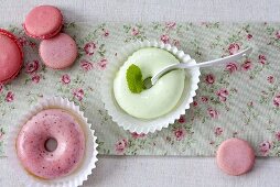 Erdbeercreme und Melonencreme Donuts, Macarons