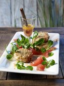 Crab cakes with lamb's lettuce and grapefruit