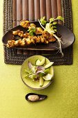 Hähnchenspiesse mit Salat und Erdnusssauce (Indonesien)