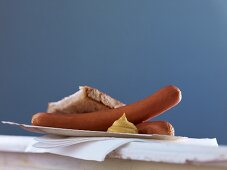 Bockwurst mit Senf und Brot