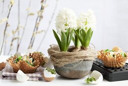 Hyacinths with spinach nests, eggs and sesame in wafer bowls