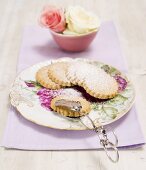Almond biscuits with icing sugar