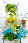 Sommerlimonade im Glas und Krug