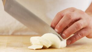 Büffelmozzarella in Scheiben schneiden