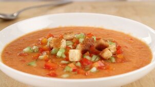 Gazpacho being made (German Voice Over)