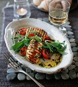 Gegrillter Halloumi mit Wildrauke und Tomaten