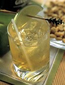 Ein Glas Whiskey mit Ingwer & Limettenscheibe