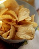 Viele Kartoffelchips in hellblauer Schale