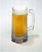 Helles Bier mit wenig Schaum in einem Glaskrug
