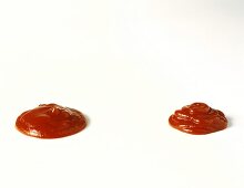 Zwei Klekse Ketchup