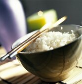 Schale gekochter Reis mit Essstäbchen