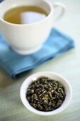 Grüner Tee und getrocknete Teeblätter